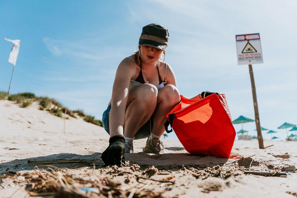 lisbon-ccii-female-student-beach-cleanu