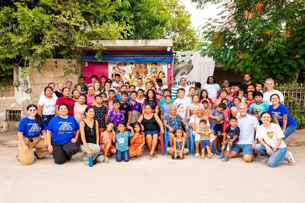 CIEE Good Neighbor students, staff, and community members gather for a group photo in Mérida, Mexico.