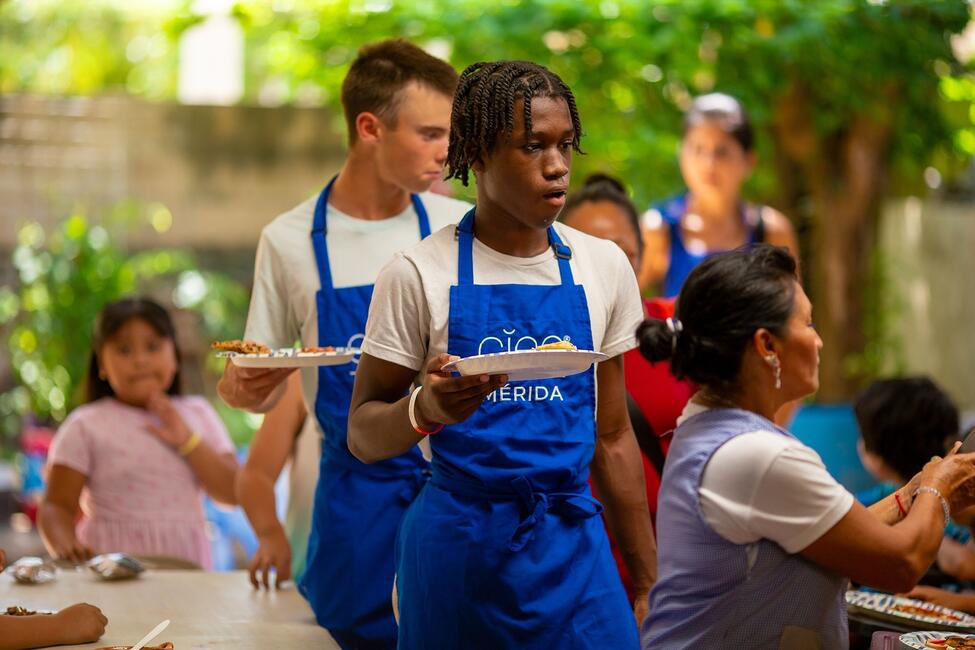good-neighbor-kitchen-students-serving-food.jpg