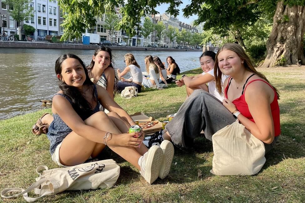 hssa-amsterdam-students-at-the-park.jpg
