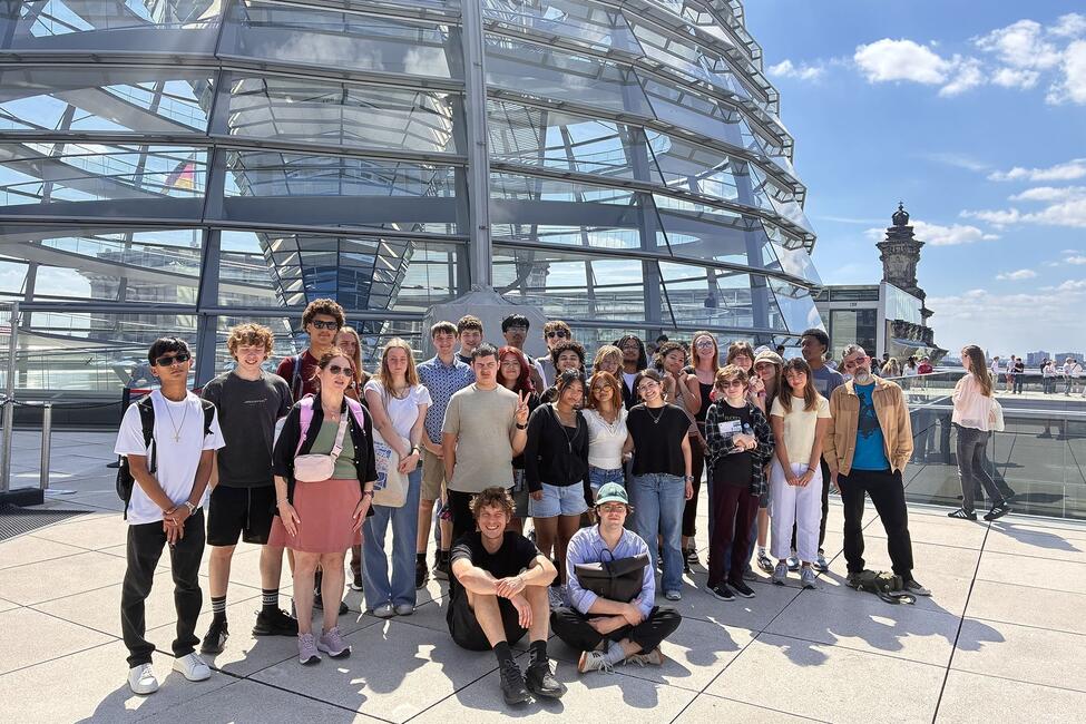 hssa-berlin-students-in-front-of-reichstag.jpg