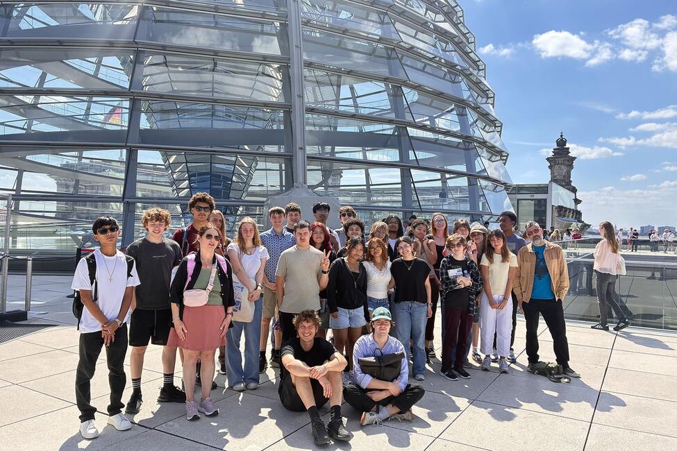hssa-berlin-students-in-front-of-reichstag.jpg