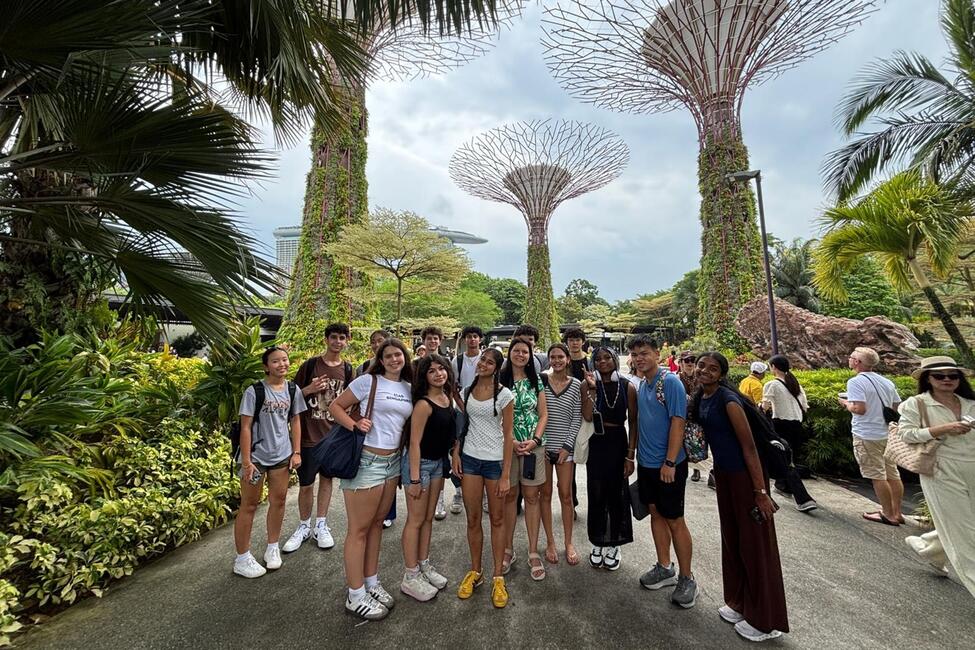 hssa-singapore-students-posing-by-super-trees.jpg