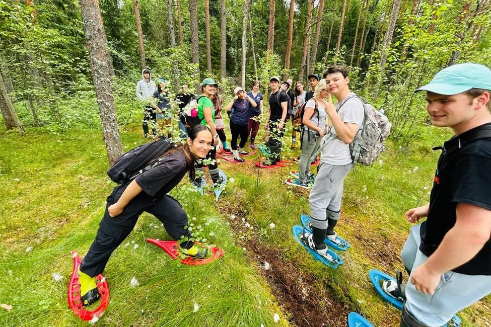 hssa-tallinn-students-walking-in-bog.JPG