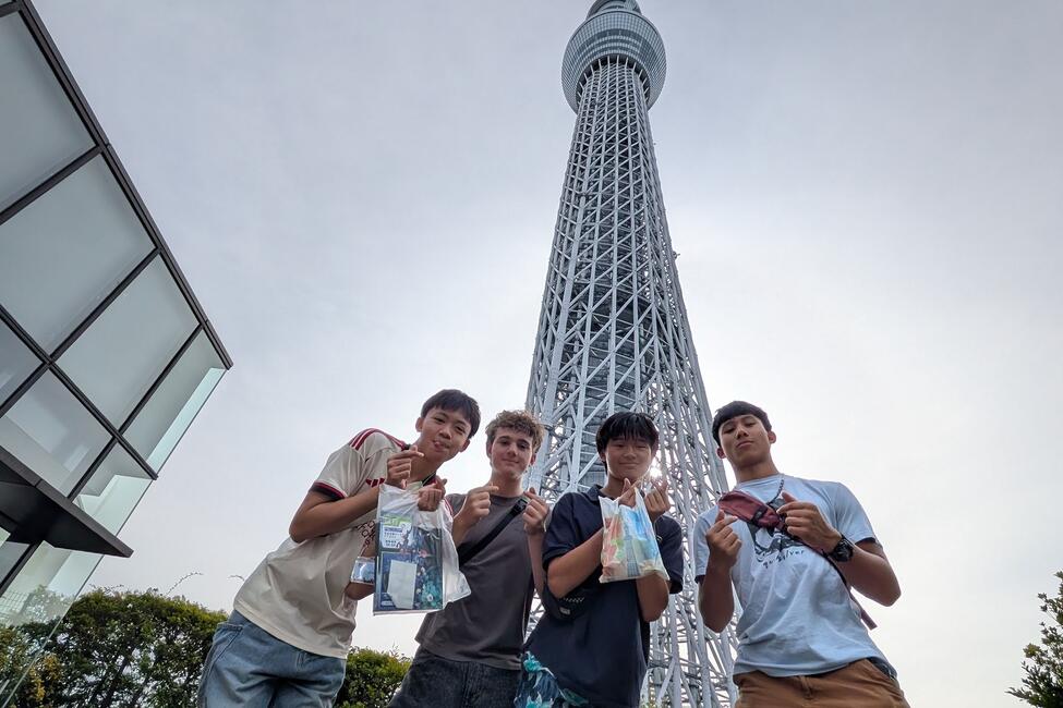 hssa-tokyo-students-in-front-of-tokyo-tower.jpg