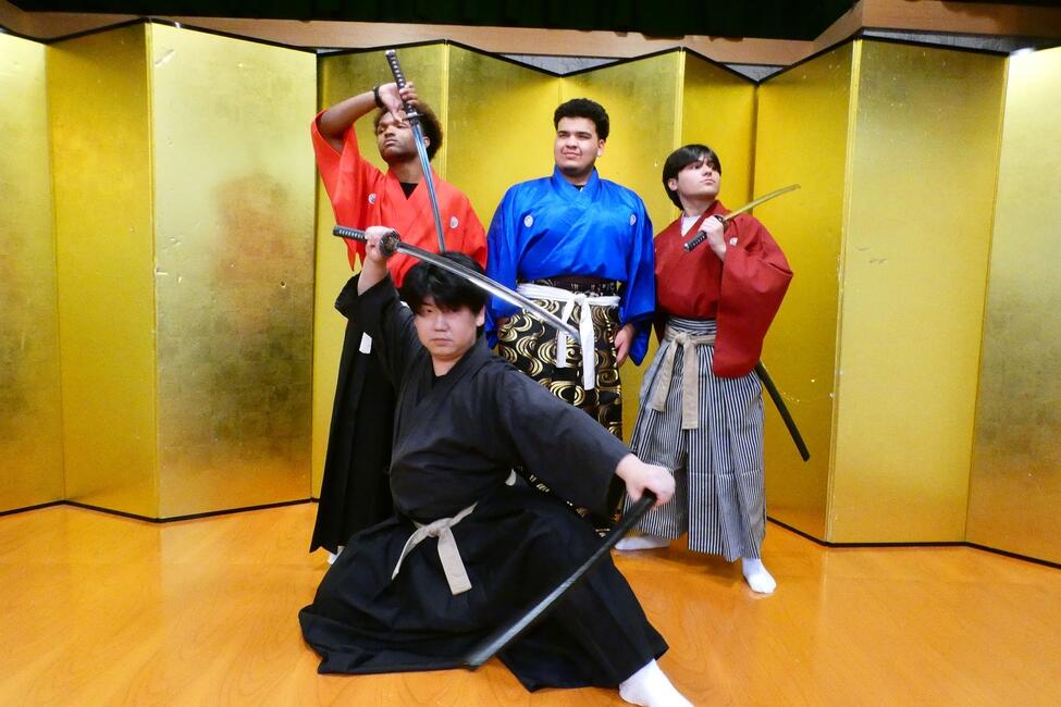 hssa-kyoto-students-posing-samurai-style.JPG