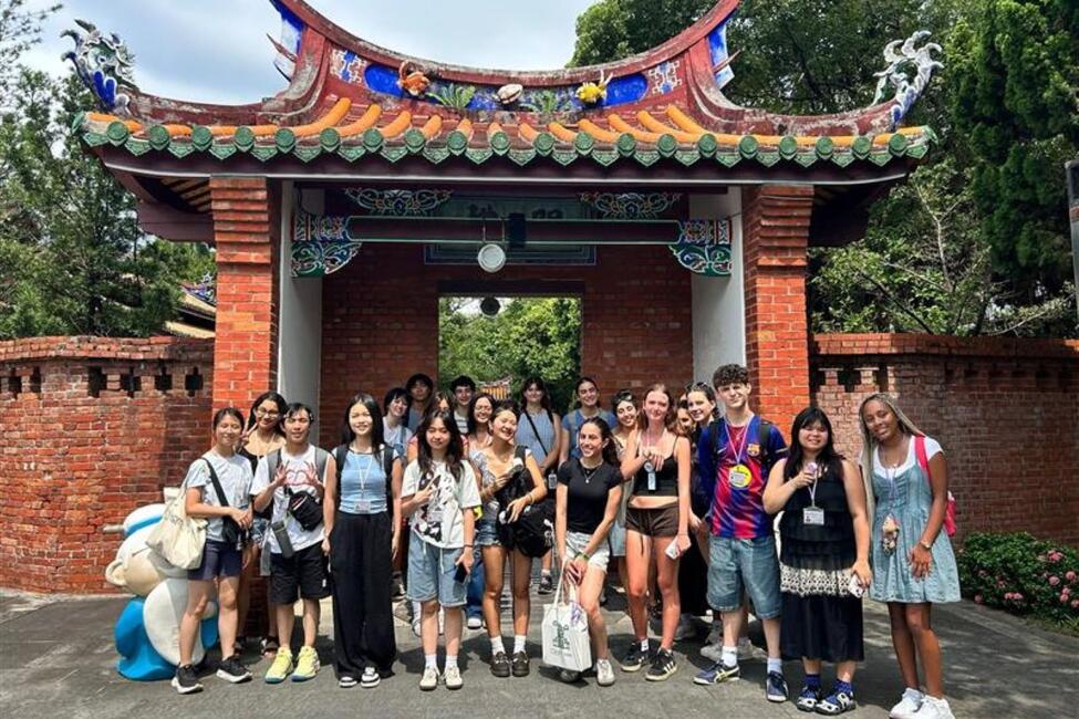 hssa-taipei-students-in-front-of-a-temple.jpg