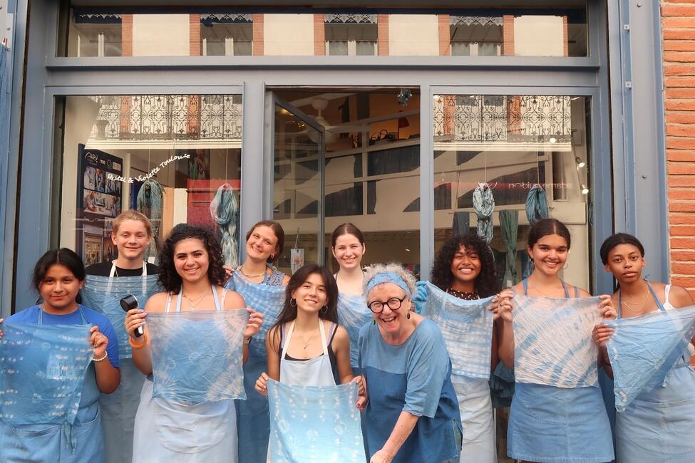 hssa-toulouse-students-after-tie-dye-workshop.JPG