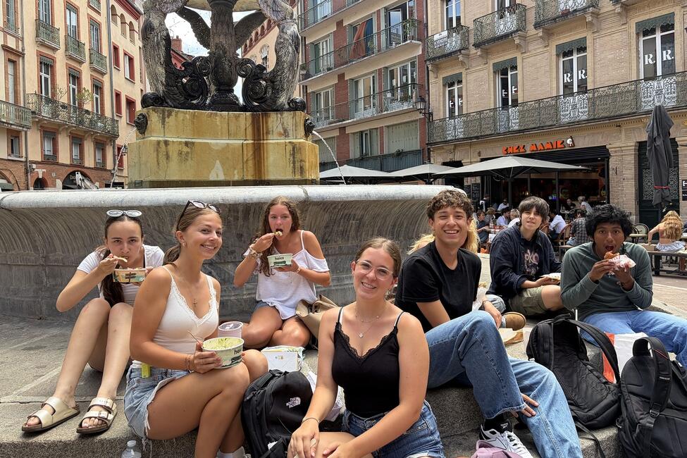 hssa-toulouse-students-enjoying-lunch-by-a-fountain.JPG