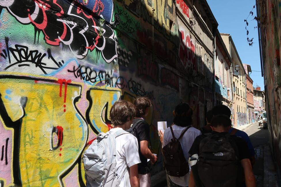 hssa-toulouse-students-on-street-art-tour.JPG