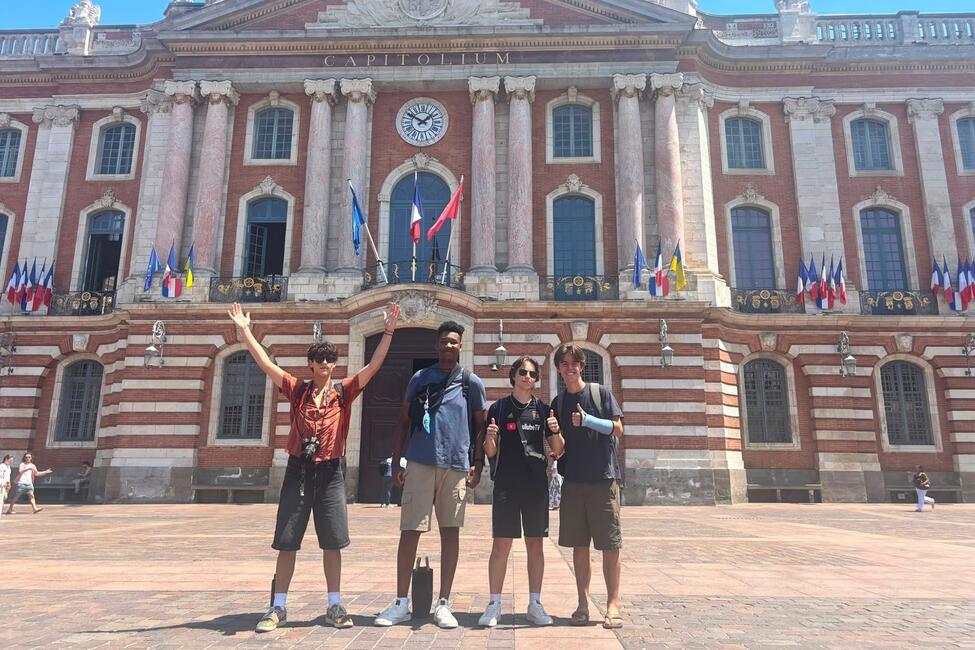 hssa-toulouse-students-pose-in-front-of-capitole-building.JPEG