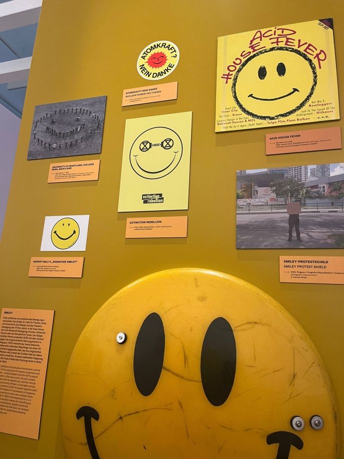 Hello Happiness smiley face display