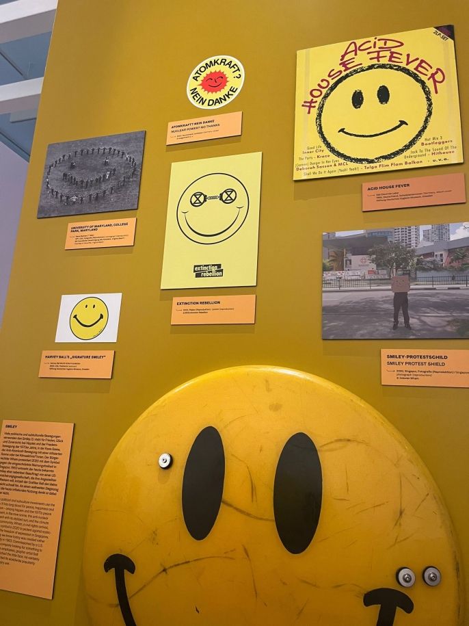 Hello Happiness smiley face display