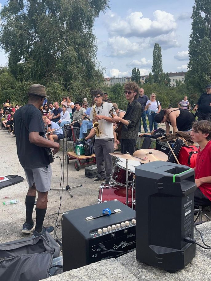 A street performance at Mauerpark