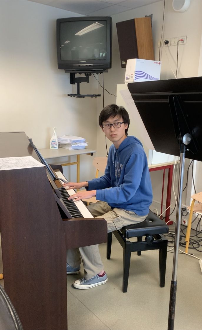 Student during the music workshop at the host institution in Rennes 