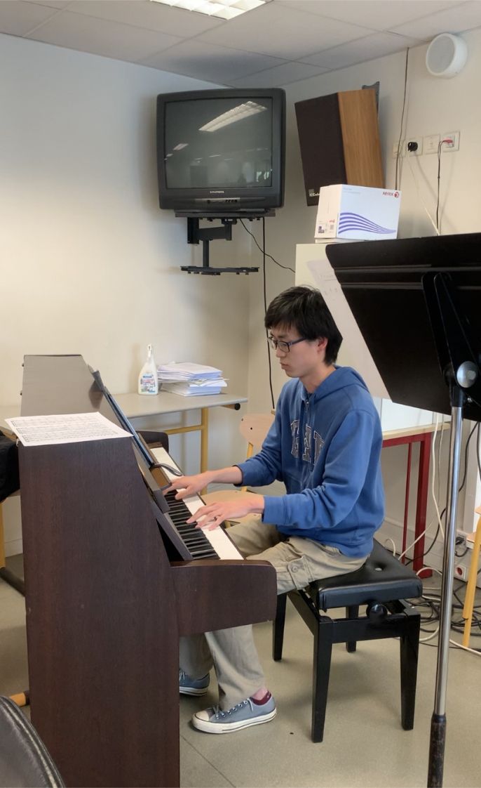 Student during the music workshop at the host institution in Rennes 