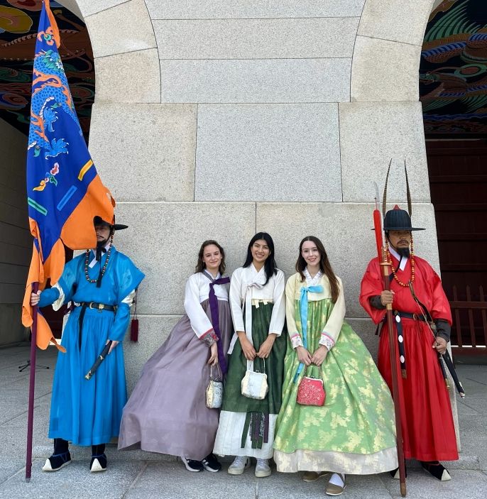 We went to Gyeongbok Palace with our Seoulmate so we could experience wearing Hanbok and explore the palace.