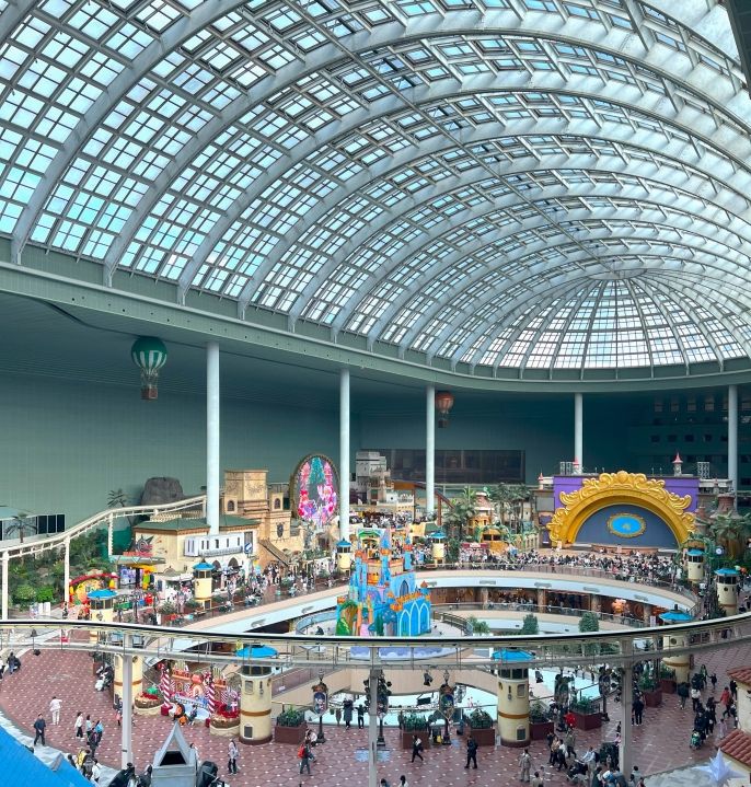 A view of the inside area of Lotte World.