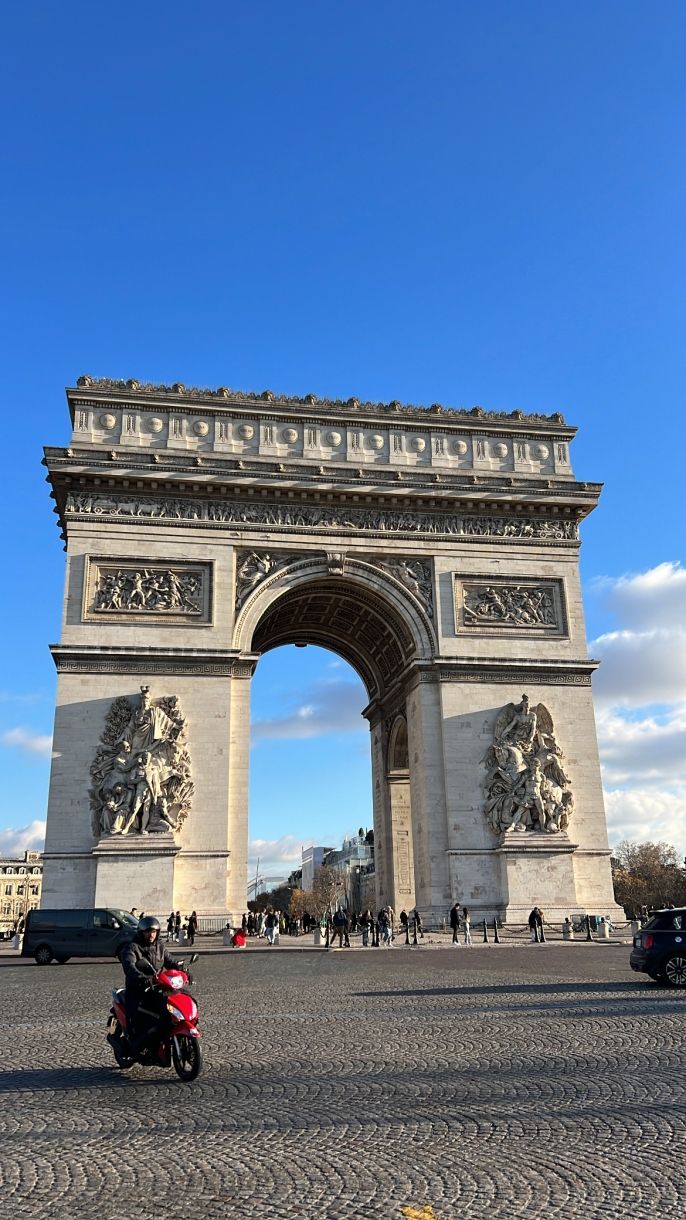 gate paris abroad sunny day