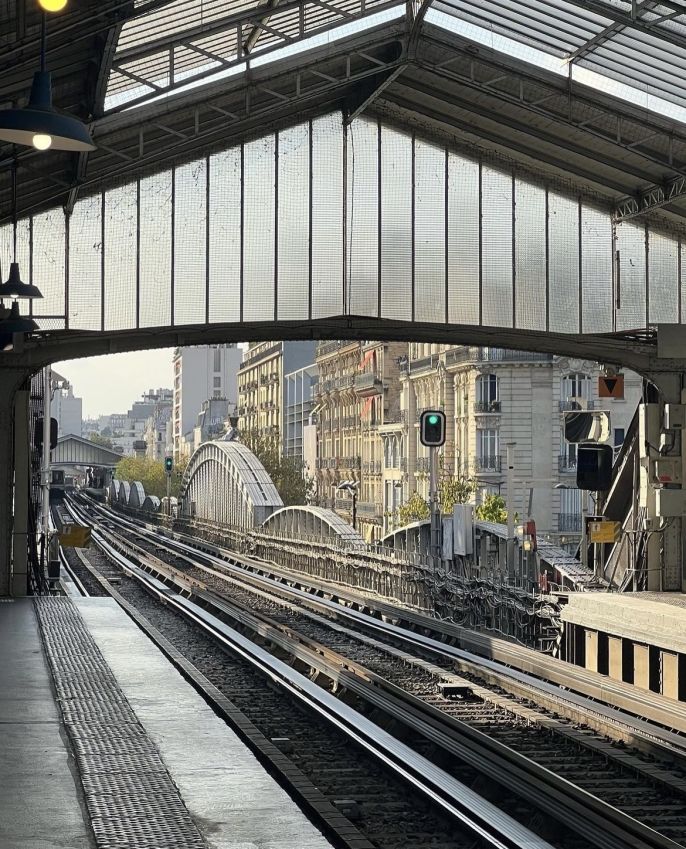 paris metro stop public transit