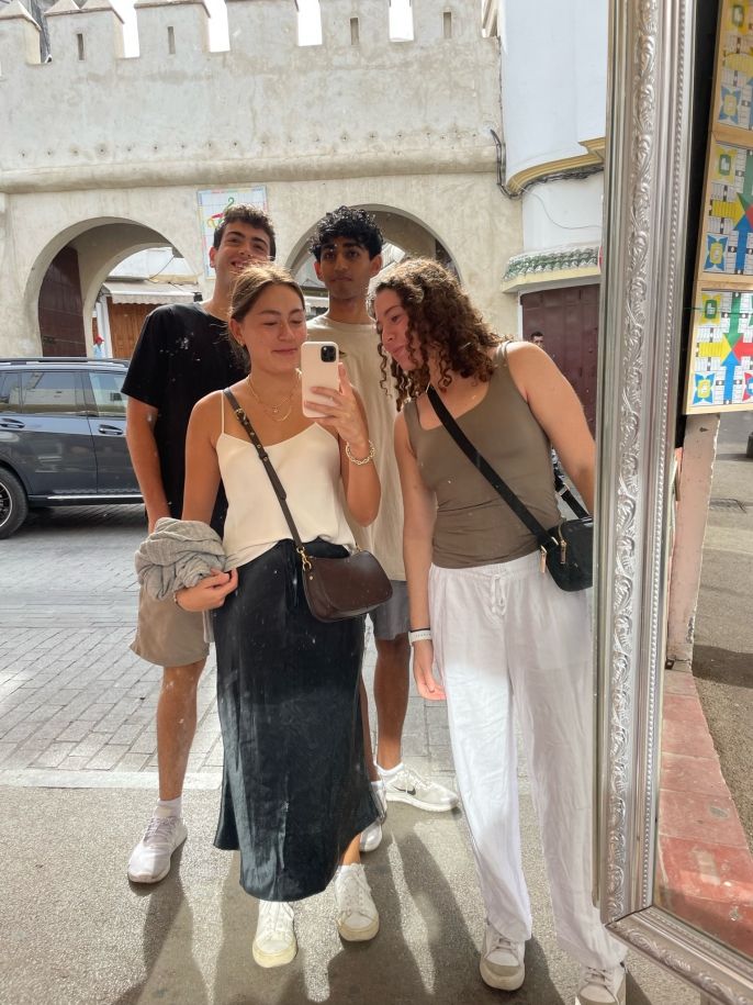 madrid students mirror selfie group