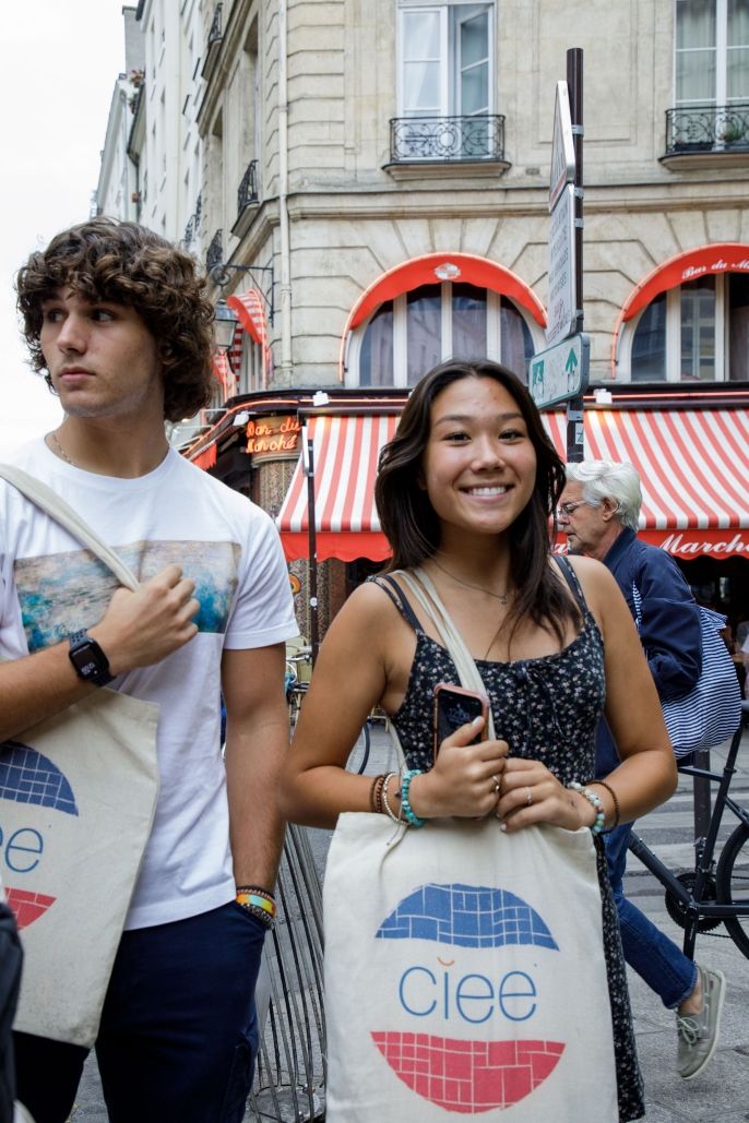High school students holding CIEE tote bag in Paris 