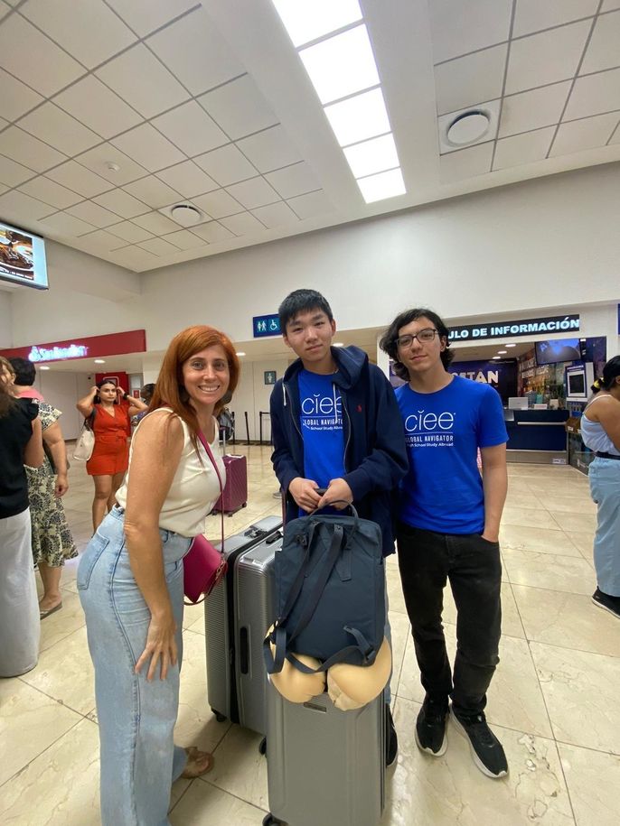 CIEE students meet homestay family members