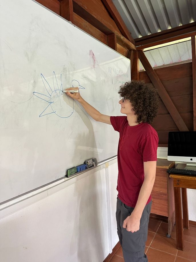 One of our Global Navigators participated in a Pictionary game during Spanish class.