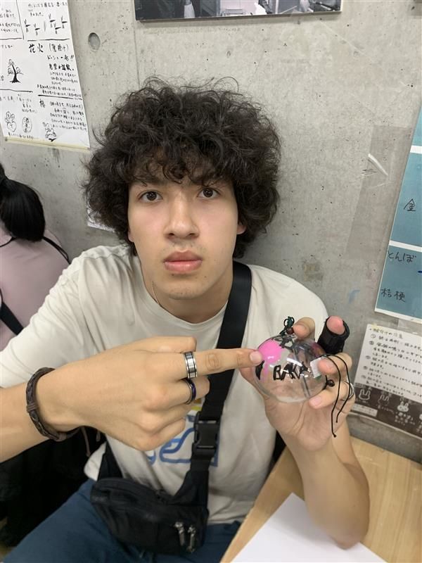 alen pointing to text