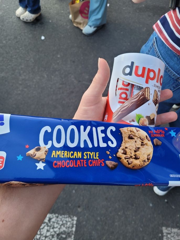 "American-style" chocolate chip cookies and Duplo chocolate 
