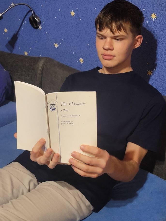 Reading "Die Physiker" in English helped Thomas improve his understanding of the work.