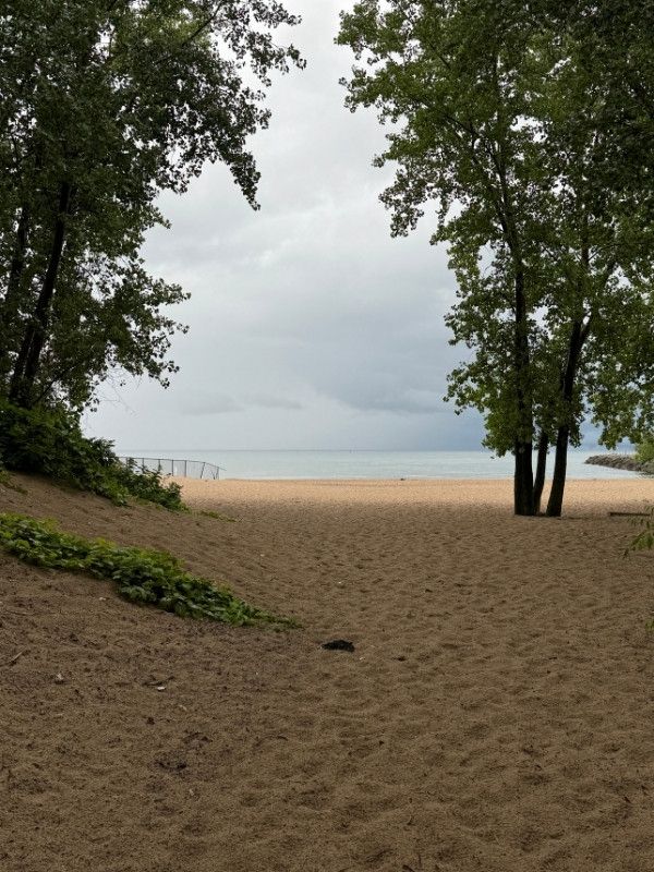 Selen visited the beach in her downtime.