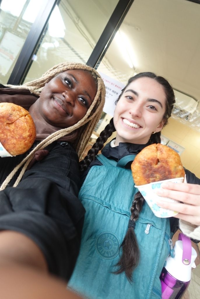 Tried Hotteok for the first time with a new friend in Korea