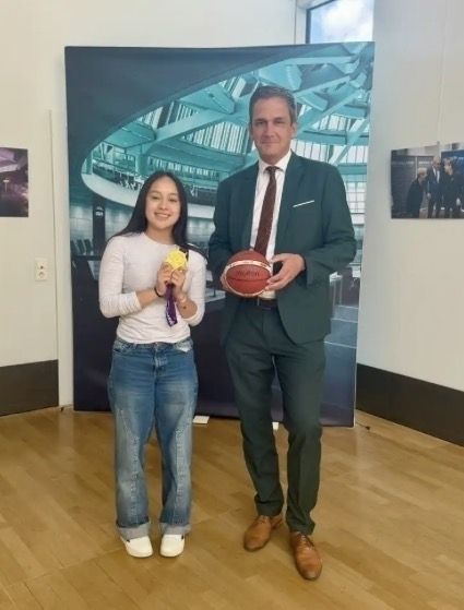 Hanna Nguyen stands with Jens Nettekoven, the state representative of Wahlkreis 35 (Radevormwald/Remscheid) in Germany
