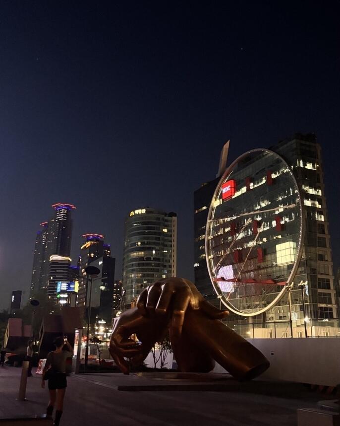 Picture of the Gangnam Style statue