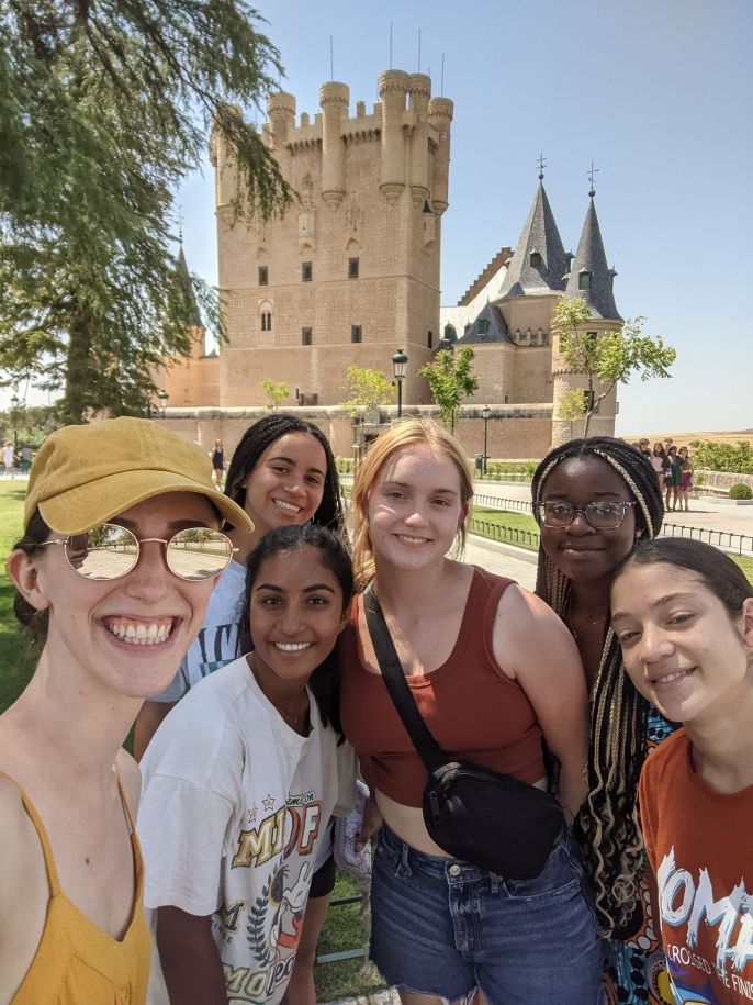 High school students posing in front of a castle in Madrid