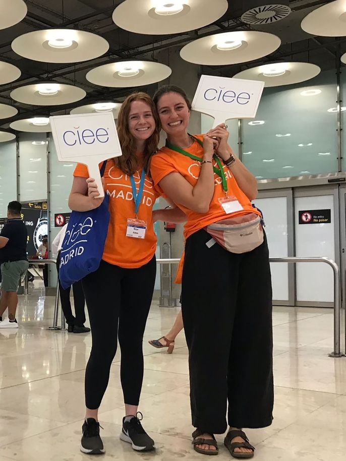 Teach in Spain participants holding up signs at the airport