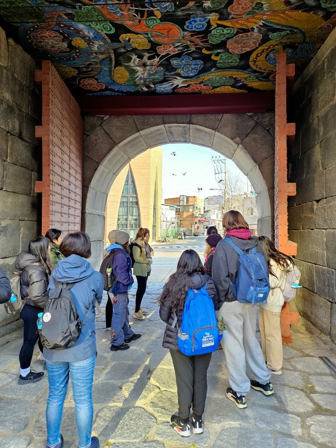 seoul-student-group-city-wall-tunnel