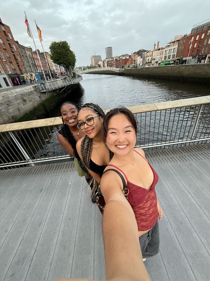 fddo-girl-trio-bridge-selfie