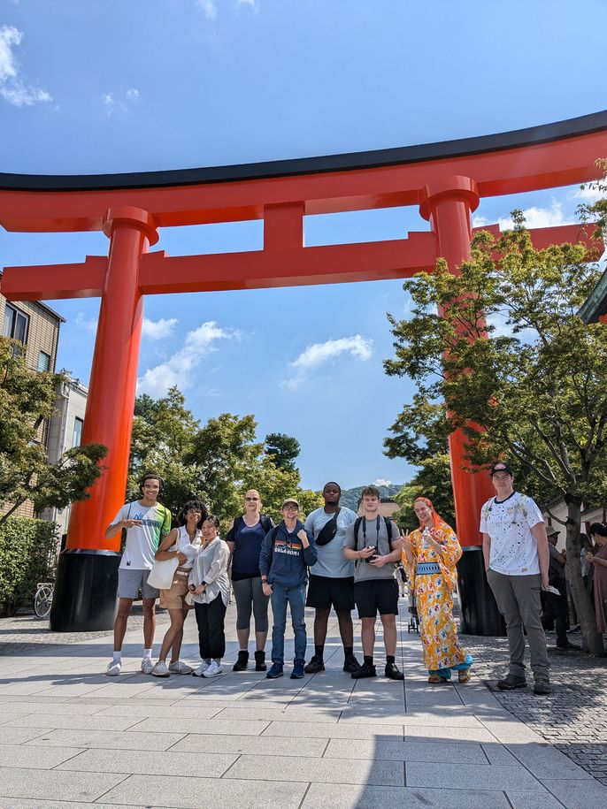 kyoto_a-group-of-college-students-went-to-fushimi-inari-hike-for-their-activity.jpg