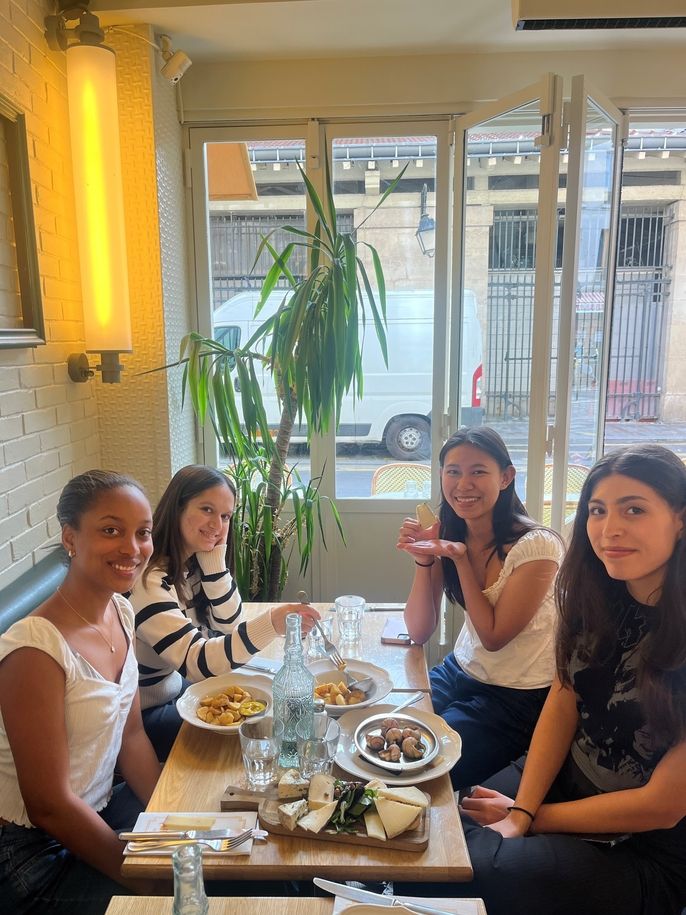 Participants-eating-dinner