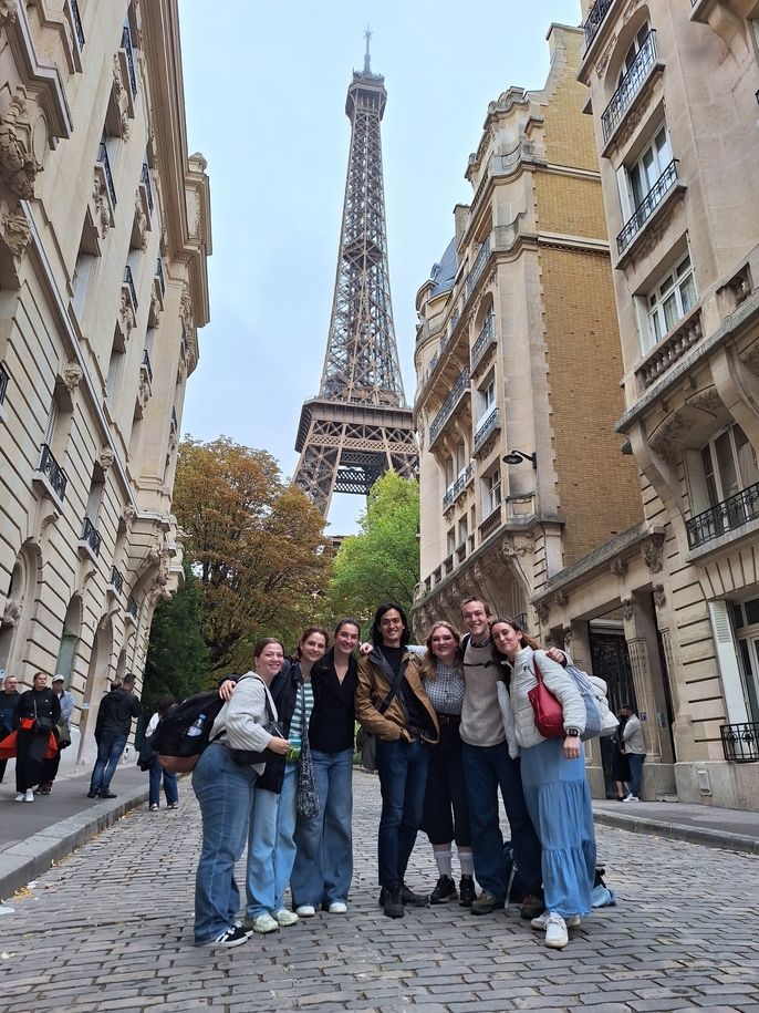 Paris-eiffel-tower-participants-group