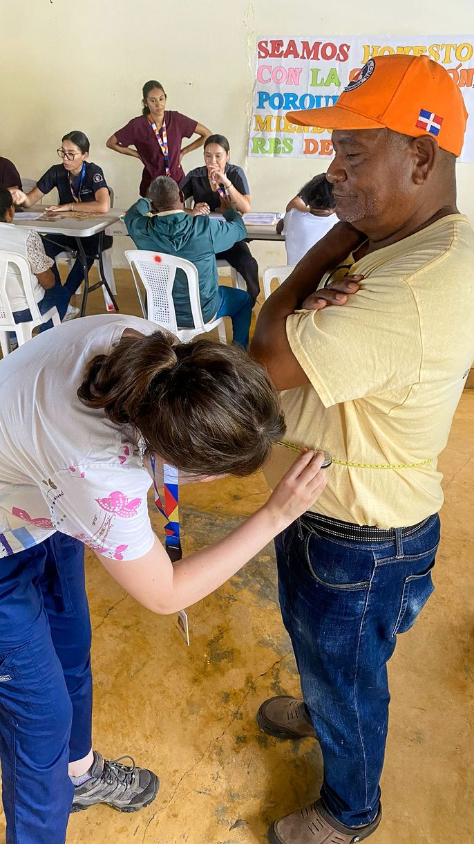 santiago-dr-cph-student-checking-patient