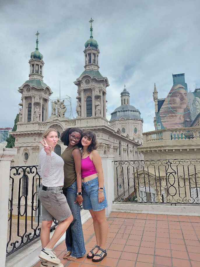 female students at museo de buenos aires
