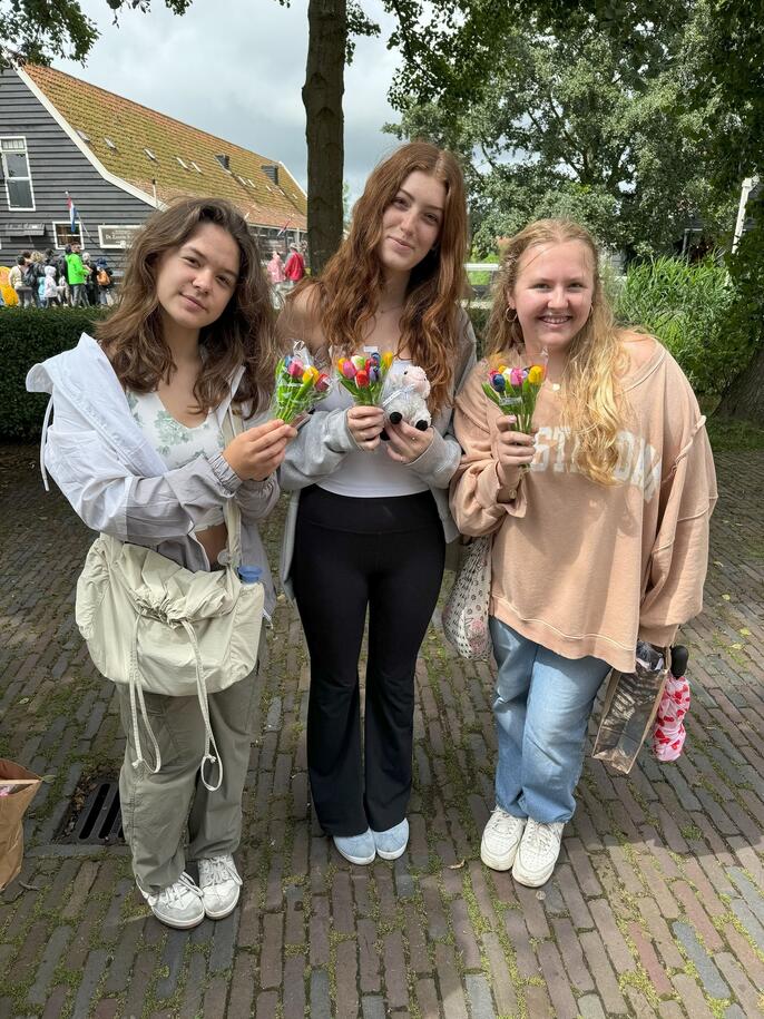 hssa-amsterdam-students-with-souvenirs.jpg