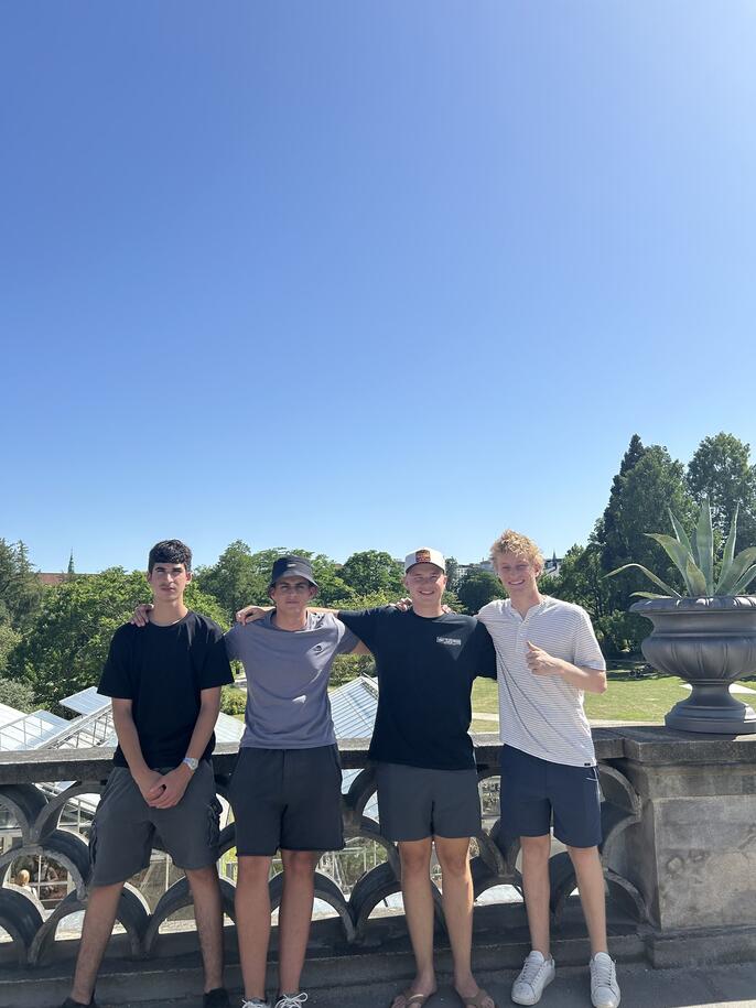 hssa-copenhagen-students-at-botanical-gardens.jpeg