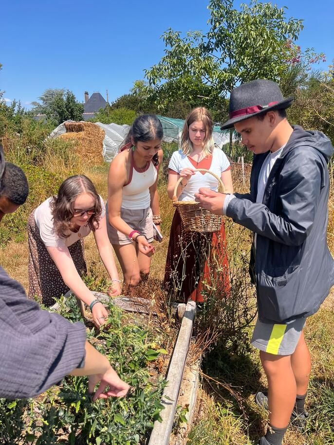 hssa-rennes-students-at-gardening-workshop.jpeg