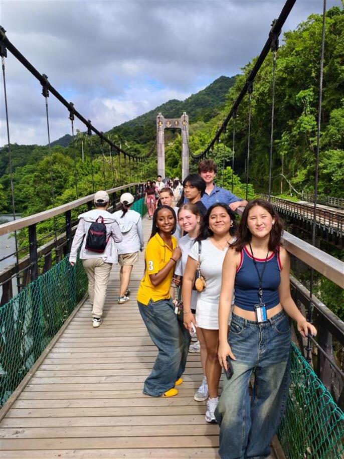 hssa-taipei-studetns-on-a-bridge-in-shifen.jpg