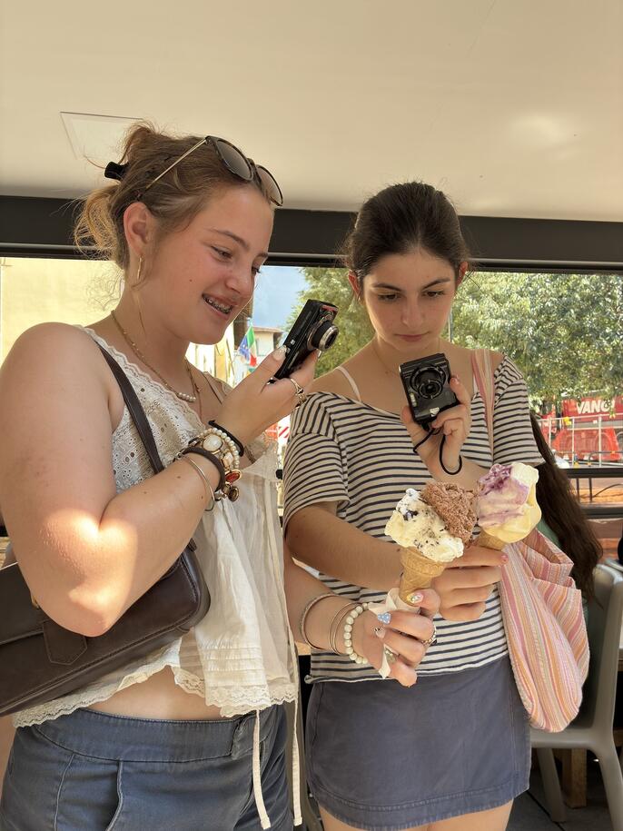 144068_high-school-summer-abroad_florence_summer_hssa-students-take-digital-camera-shots-of-their-first-gelatos-at-caminia-gelateria.jpg