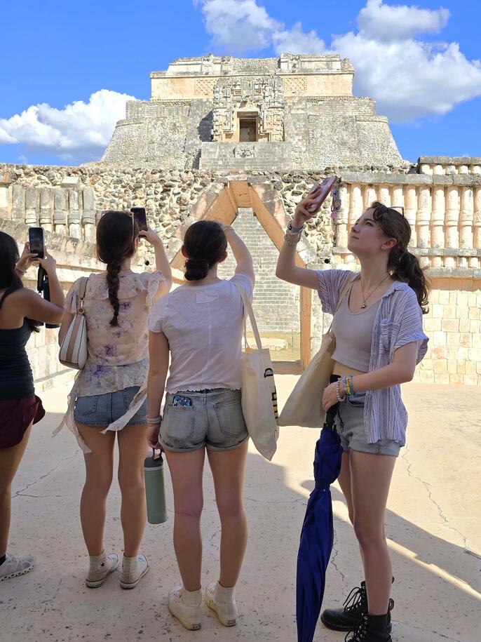 hsob-custom-merida-students-at-uxmal.jpg